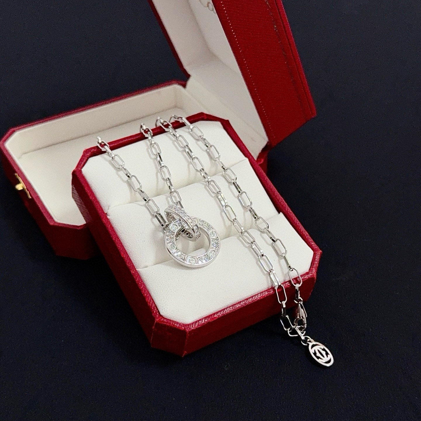 卡地亚镶钻项链 高端定制版本 镶嵌钻工艺 V金材质 经典而时尚风格 用凌厉线条重构爱情美学！打破常规，镶