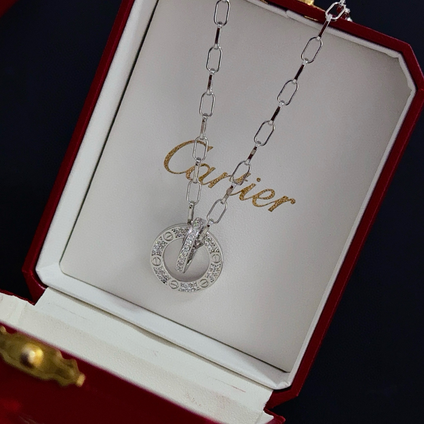 卡地亚镶钻项链 高端定制版本 镶嵌钻工艺 V金材质 经典而时尚风格 用凌厉线条重构爱情美学！打破常规，镶