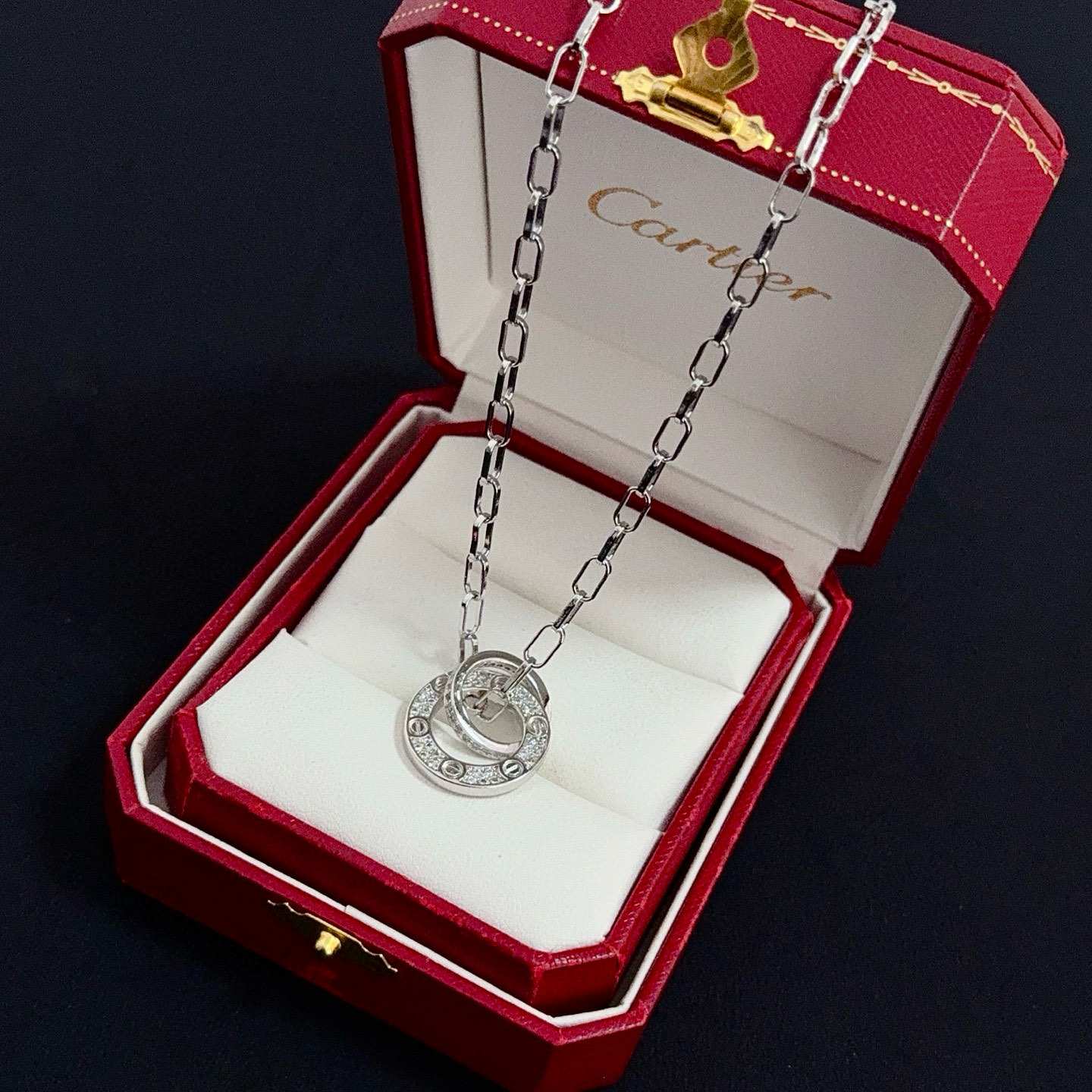 卡地亚镶钻项链 高端定制版本 镶嵌钻工艺 V金材质 经典而时尚风格 用凌厉线条重构爱情美学！打破常规，镶