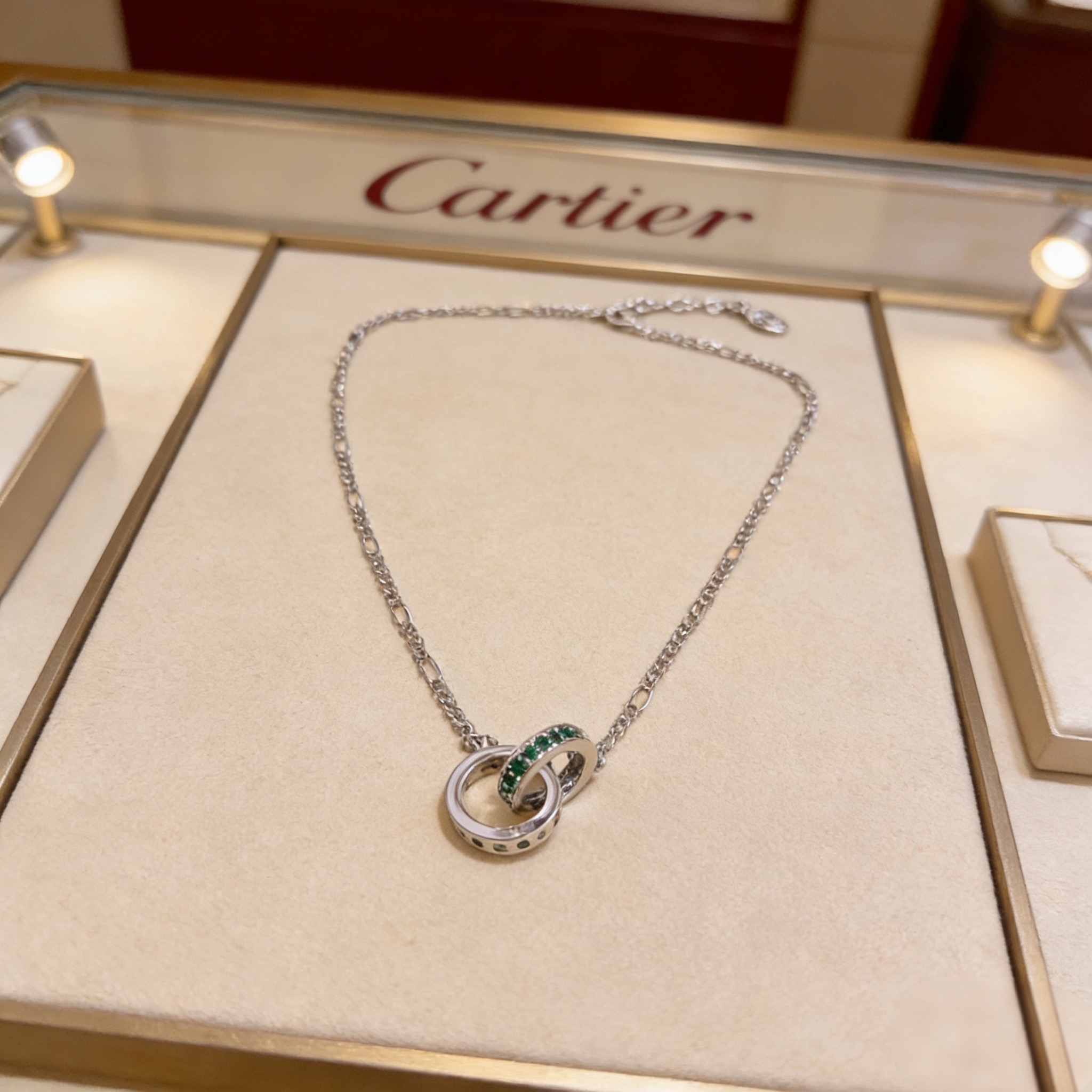 卡地亚镶钻项链 高端定制版本 镶嵌钻工艺 V金材质 经典而时尚风格 用凌厉线条重构爱情美学！打破常规，镶