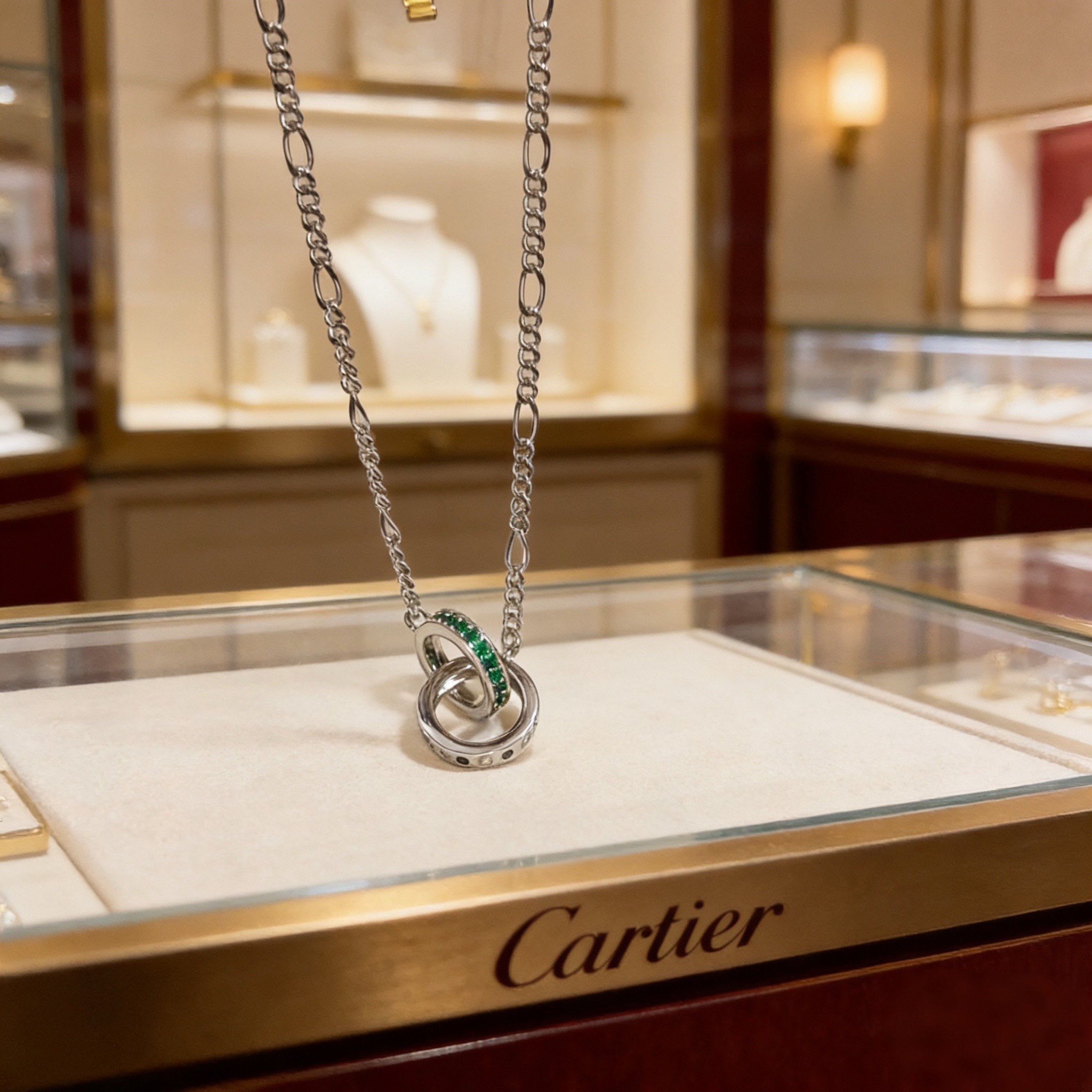 卡地亚镶钻项链 高端定制版本 镶嵌钻工艺 V金材质 经典而时尚风格 用凌厉线条重构爱情美学！打破常规，镶