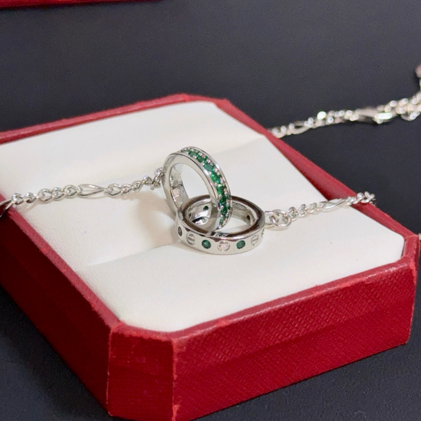 卡地亚镶钻项链 高端定制版本 镶嵌钻工艺 V金材质 经典而时尚风格 用凌厉线条重构爱情美学！打破常规，镶