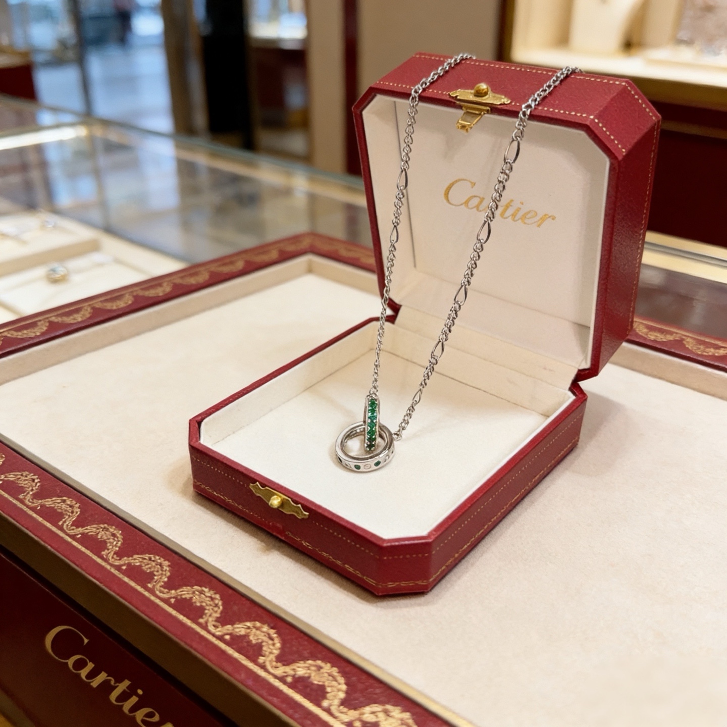 卡地亚镶钻项链 高端定制版本 镶嵌钻工艺 V金材质 经典而时尚风格 用凌厉线条重构爱情美学！打破常规，镶