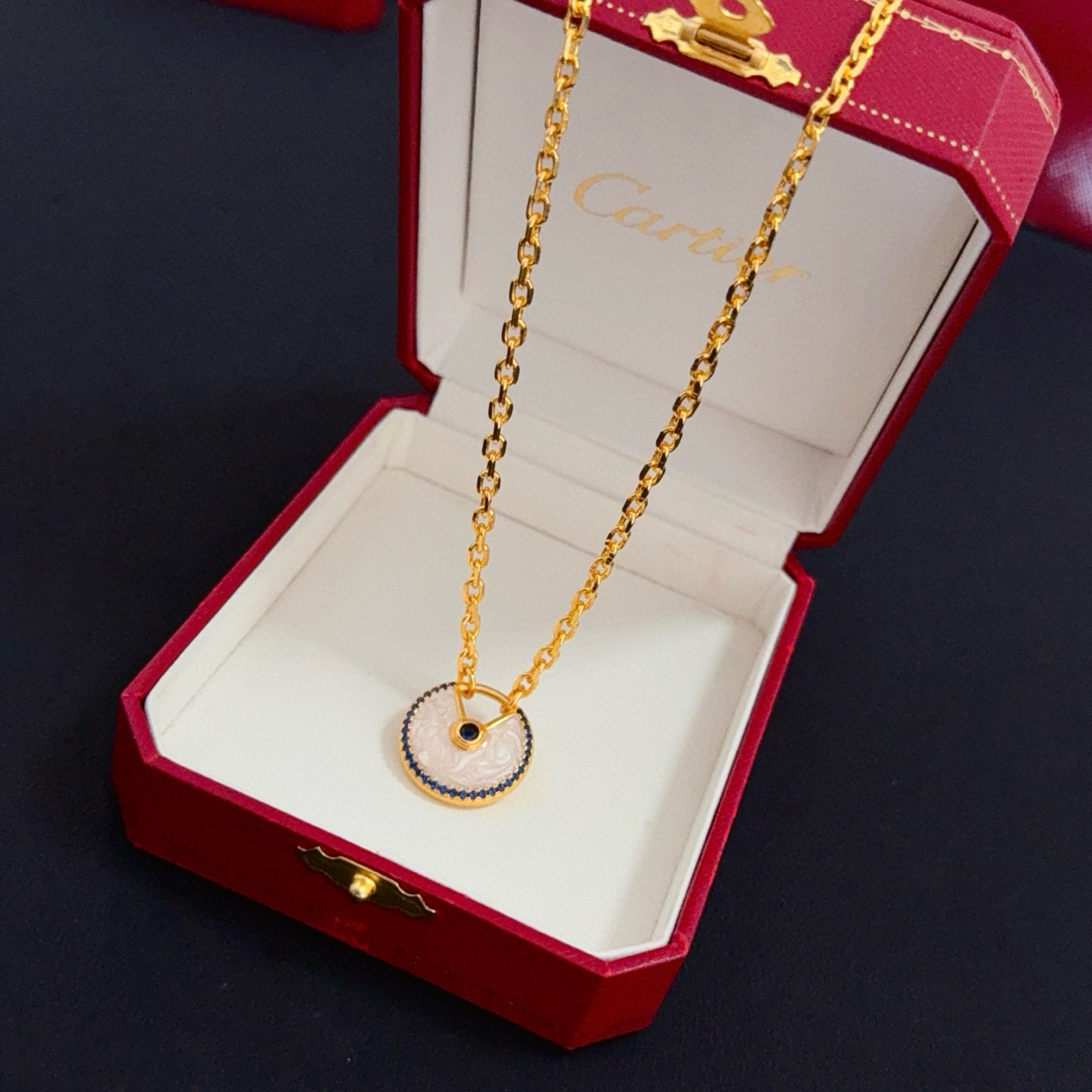 卡地亚镶钻项链 高端定制版本 镶嵌钻工艺 V金材质 经典而时尚风格 用凌厉线条重构爱情美学！打破常规，镶