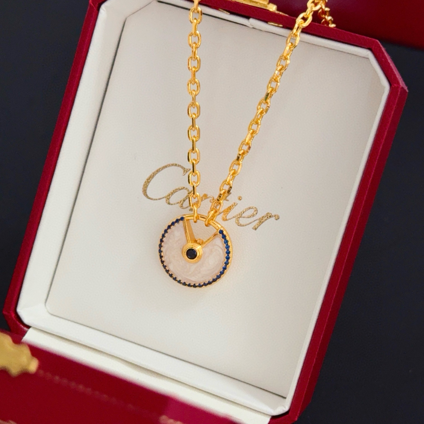 卡地亚镶钻项链 高端定制版本 镶嵌钻工艺 V金材质 经典而时尚风格 用凌厉线条重构爱情美学！打破常规，镶