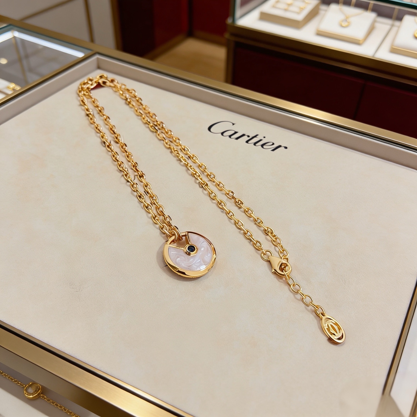 卡地亚镶钻项链 高端定制版本 镶嵌钻工艺 V金材质 经典而时尚风格 用凌厉线条重构爱情美学！打破常规，镶