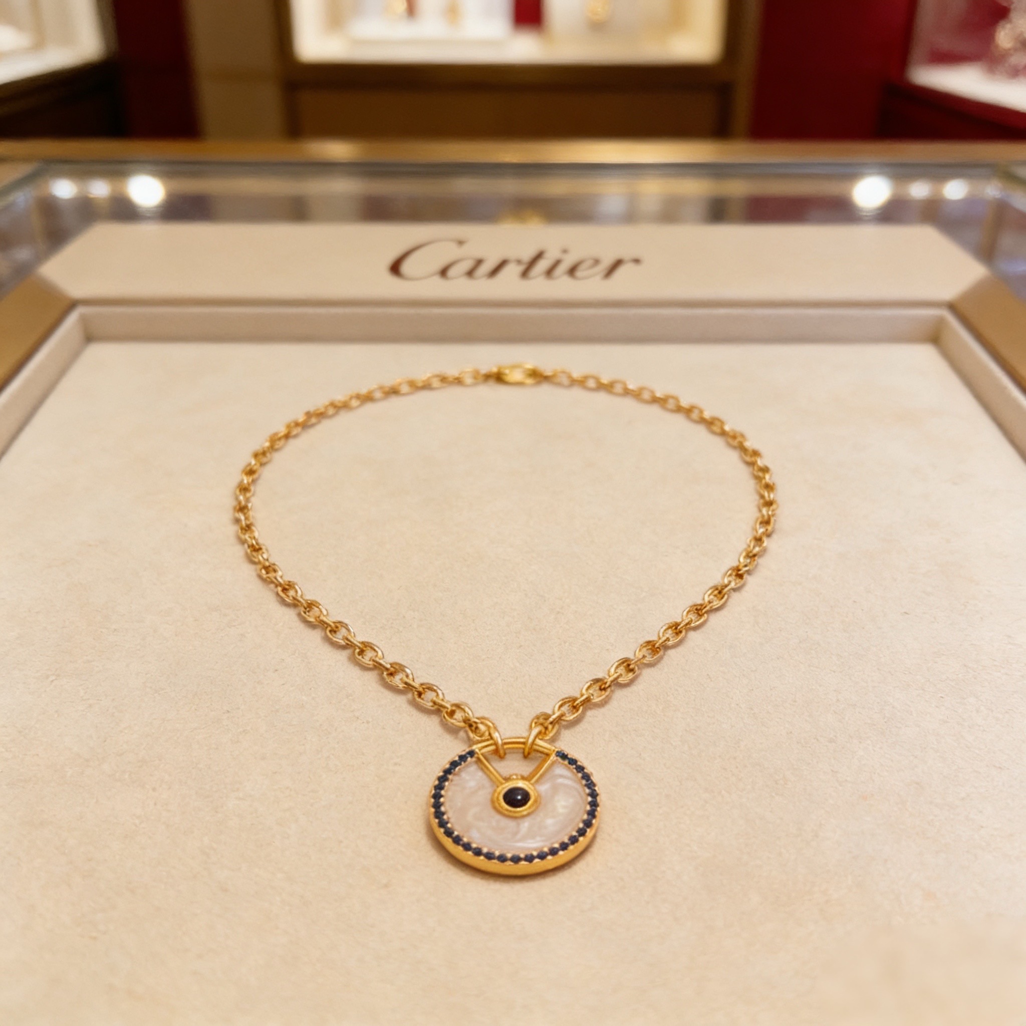 卡地亚镶钻项链 高端定制版本 镶嵌钻工艺 V金材质 经典而时尚风格 用凌厉线条重构爱情美学！打破常规，镶