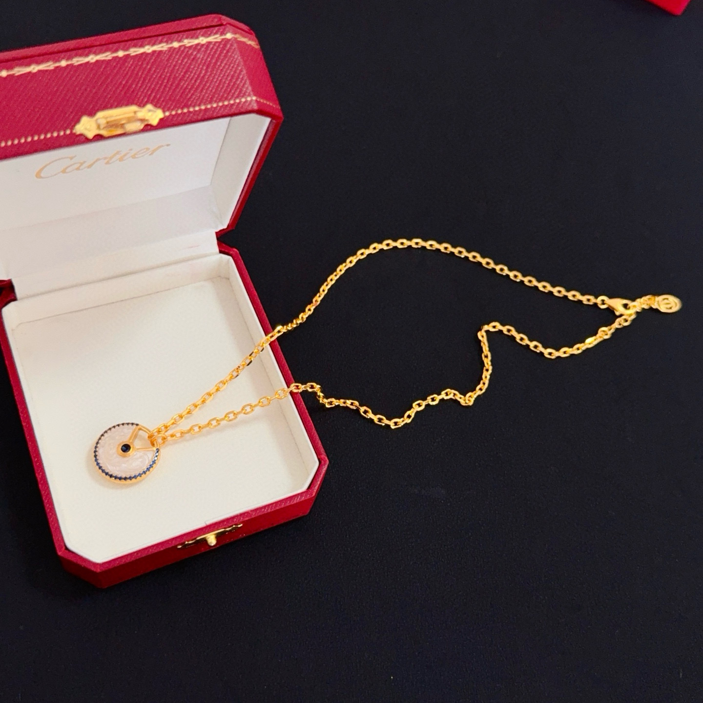 卡地亚镶钻项链 高端定制版本 镶嵌钻工艺 V金材质 经典而时尚风格 用凌厉线条重构爱情美学！打破常规，镶