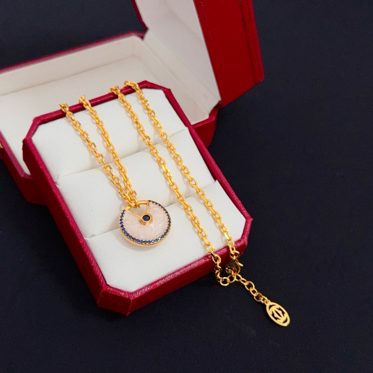 卡地亚镶钻项链 高端定制版本 镶嵌钻工艺 V金材质 经典而时尚风格 用凌厉线条重构爱情美学！打破常规，镶