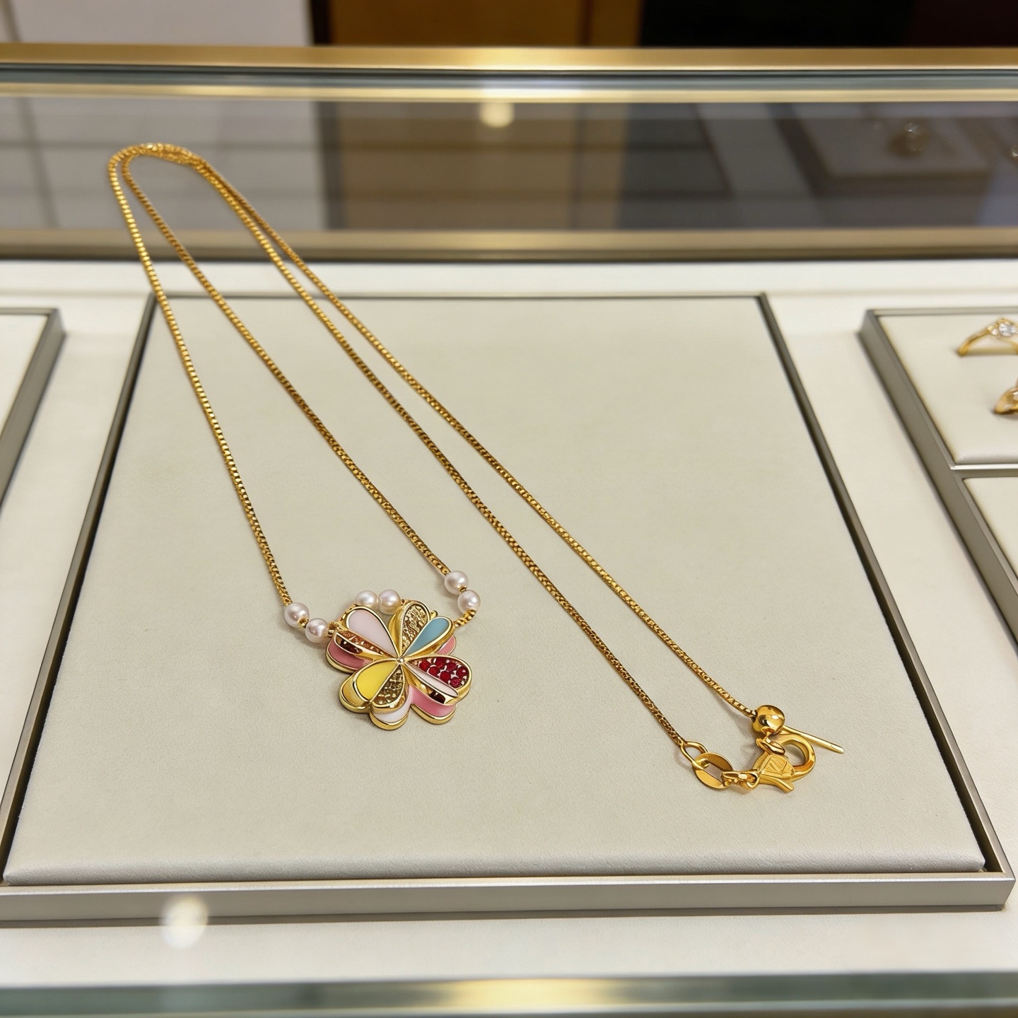 精工原版〕VCA四叶草🍀梵克雅🍛项链，经典之作 官网同款 时尚潮流 采用多层次金属雕刻设计 使花瓣更立体