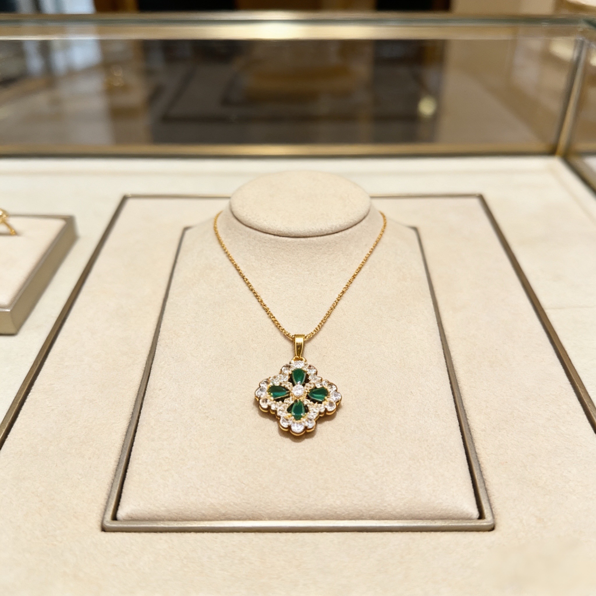 〔精工原版〕VCA四叶草🍀梵克雅🍛项链，经典之作 官网同款 时尚潮流 采用多层次金属雕刻设计 使花瓣更立