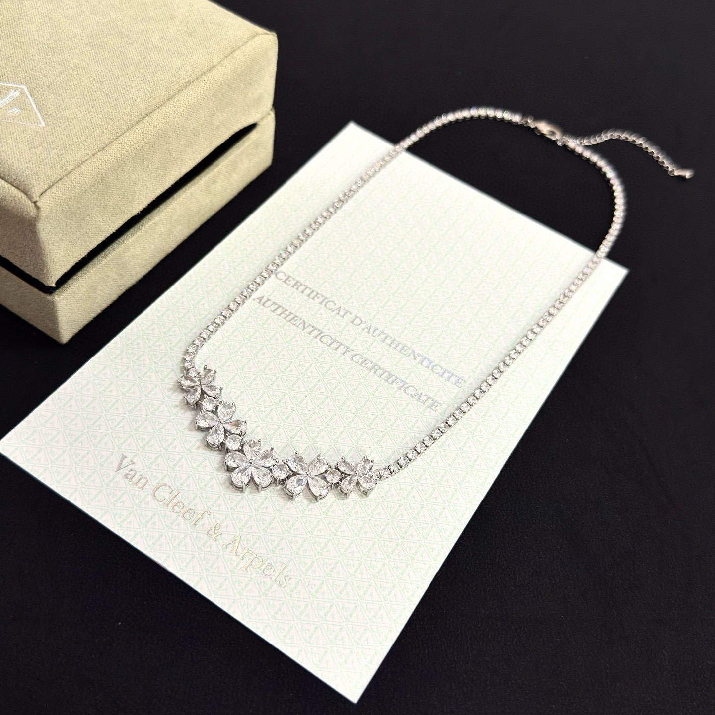 精工原版〕VCA四叶草🍀梵克雅🍛项链，经典之作 官网同款 时尚潮流 采用多层次金属雕刻设计 使花瓣更立体