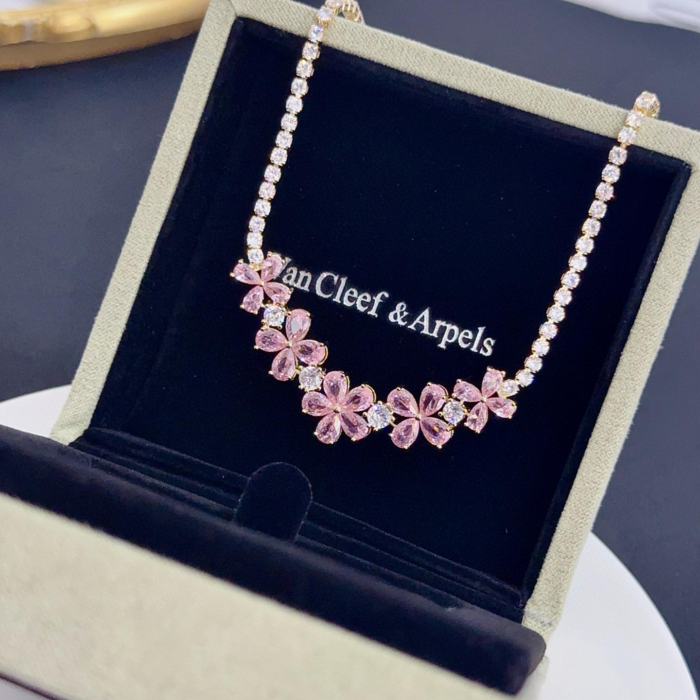 精工原版〕VCA四叶草🍀梵克雅🍛项链，经典之作 官网同款 时尚潮流 采用多层次金属雕刻设计 使花瓣更立体