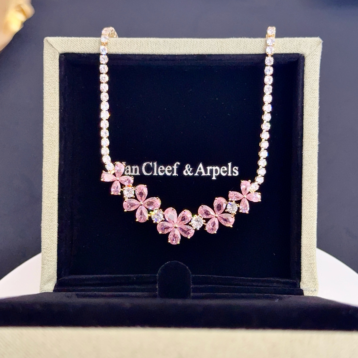 精工原版〕VCA四叶草🍀梵克雅🍛项链，经典之作 官网同款 时尚潮流 采用多层次金属雕刻设计 使花瓣更立体