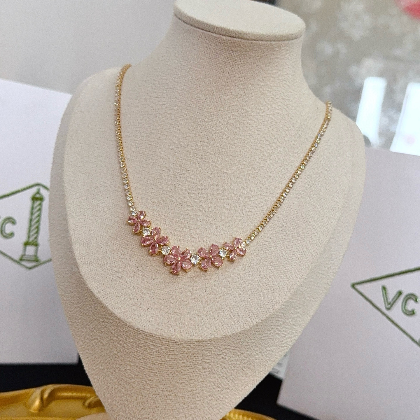 精工原版〕VCA四叶草🍀梵克雅🍛项链，经典之作 官网同款 时尚潮流 采用多层次金属雕刻设计 使花瓣更立体