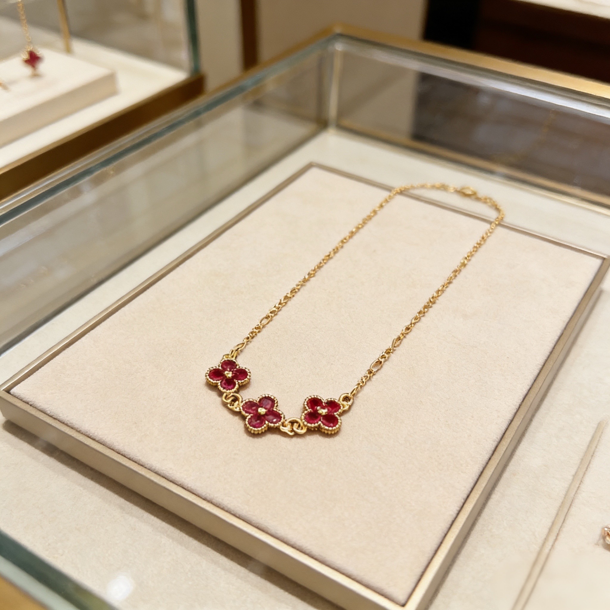 精工原版〕VCA四叶草🍀梵克雅🍛项链，经典之作 官网同款 时尚潮流 采用多层次金属雕刻设计 使花瓣更立体