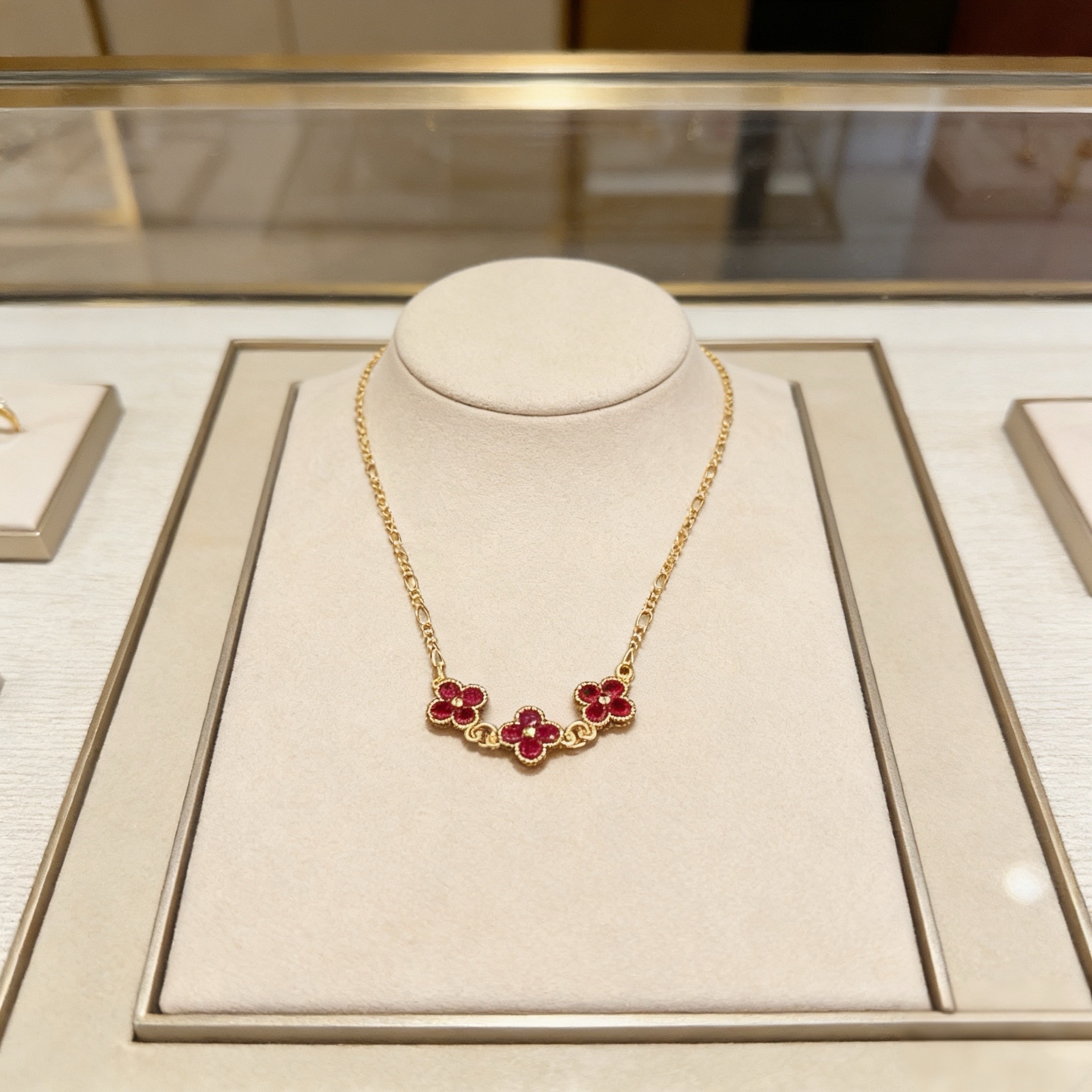 精工原版〕VCA四叶草🍀梵克雅🍛项链，经典之作 官网同款 时尚潮流 采用多层次金属雕刻设计 使花瓣更立体