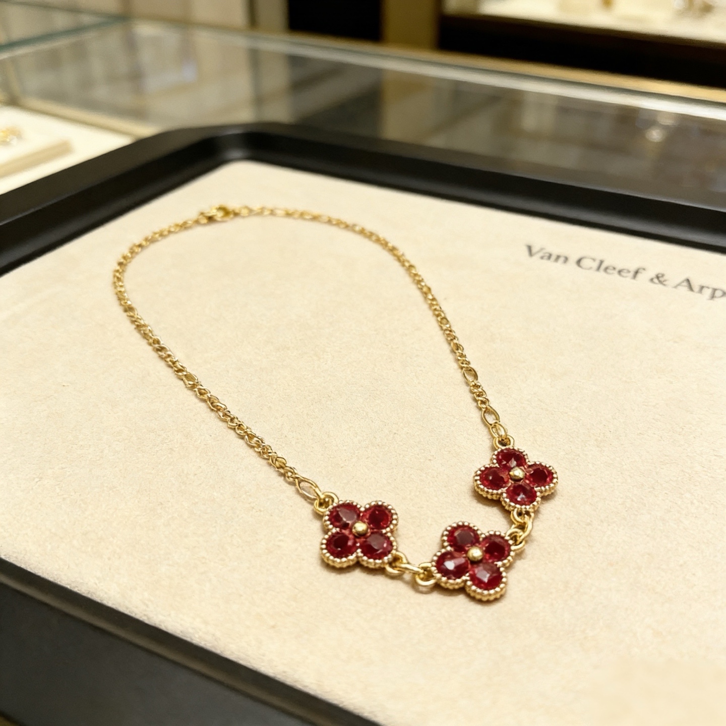 精工原版〕VCA四叶草🍀梵克雅🍛项链，经典之作 官网同款 时尚潮流 采用多层次金属雕刻设计 使花瓣更立体