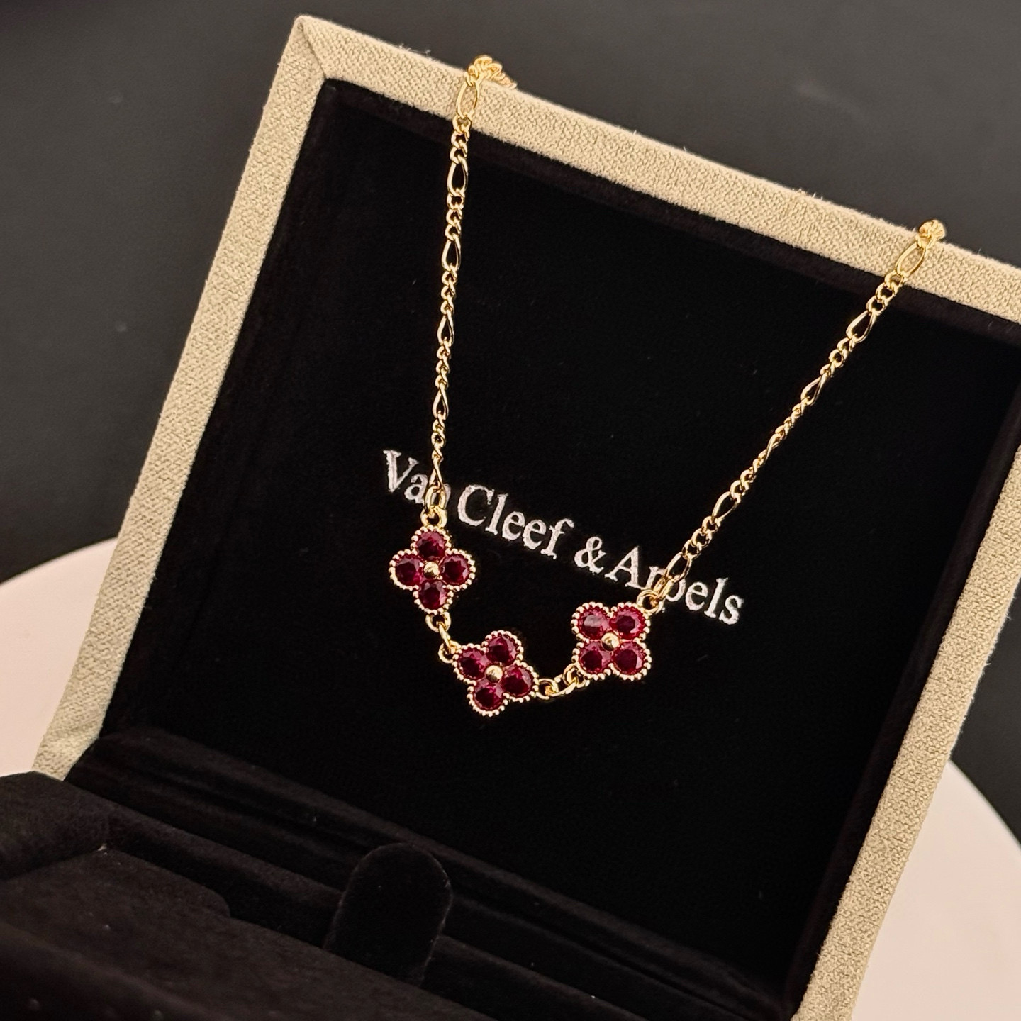 精工原版〕VCA四叶草🍀梵克雅🍛项链，经典之作 官网同款 时尚潮流 采用多层次金属雕刻设计 使花瓣更立体