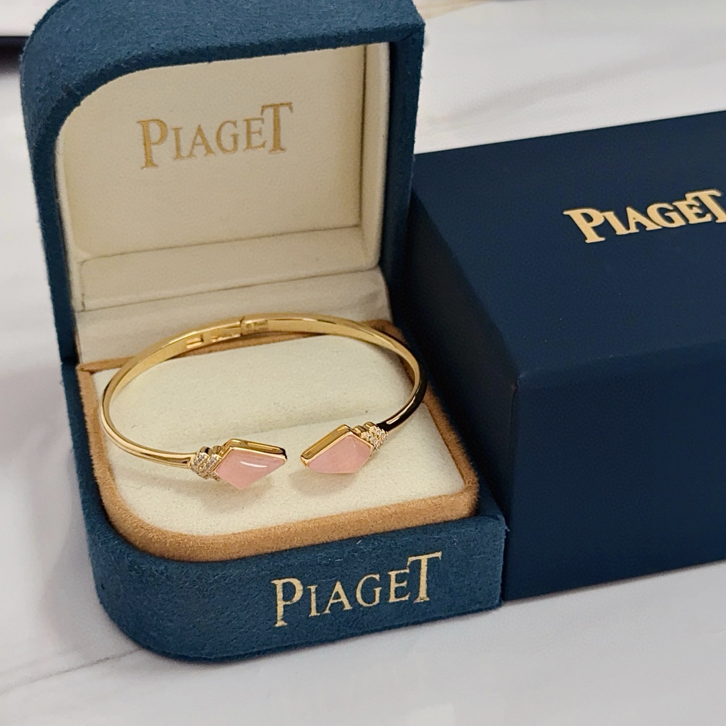 Piaget伯爵手镯， 高端定制版本 镶嵌钻工艺 ，V金材质 ，细节处尽显奢华。金属质感与纹理相互映衬，