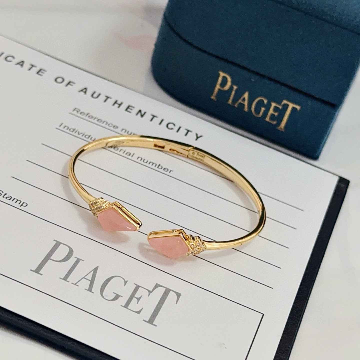 Piaget伯爵手镯， 高端定制版本 镶嵌钻工艺 ，V金材质 ，细节处尽显奢华。金属质感与纹理相互映衬，