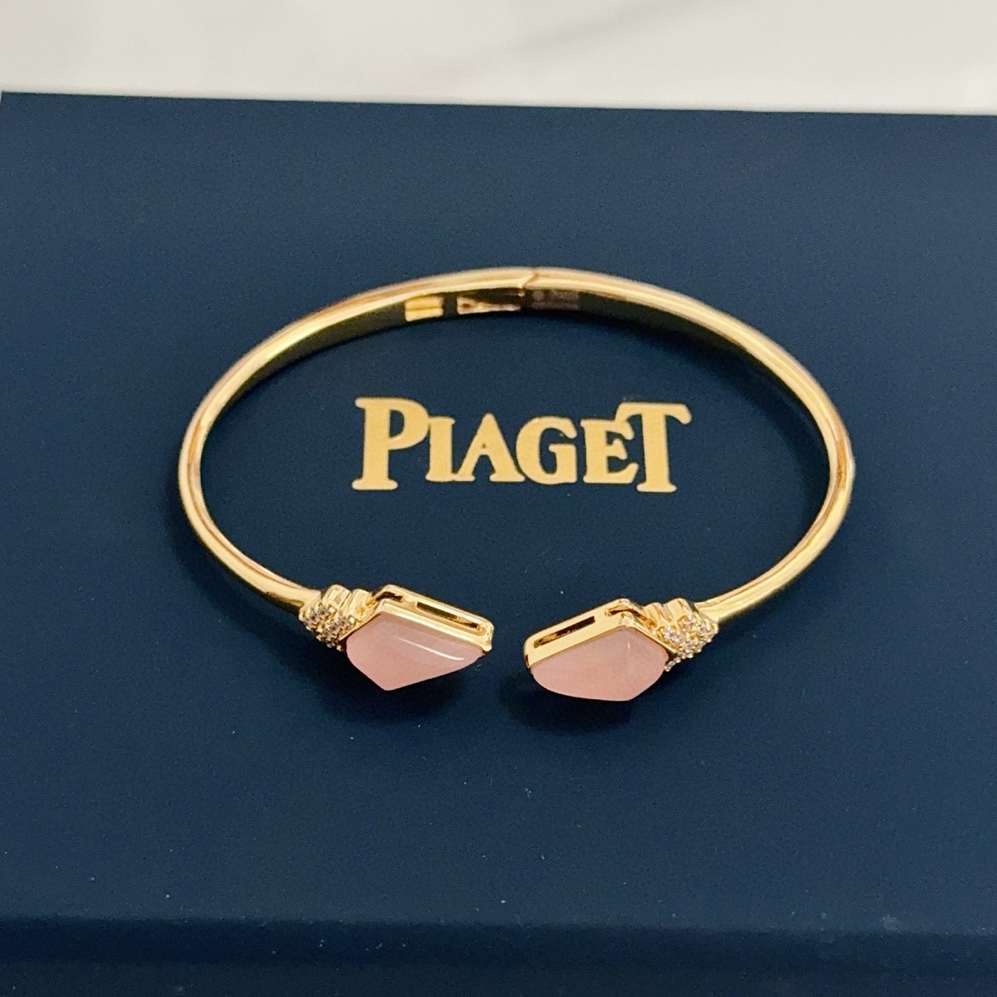 Piaget伯爵手镯， 高端定制版本 镶嵌钻工艺 ，V金材质 ，细节处尽显奢华。金属质感与纹理相互映衬，