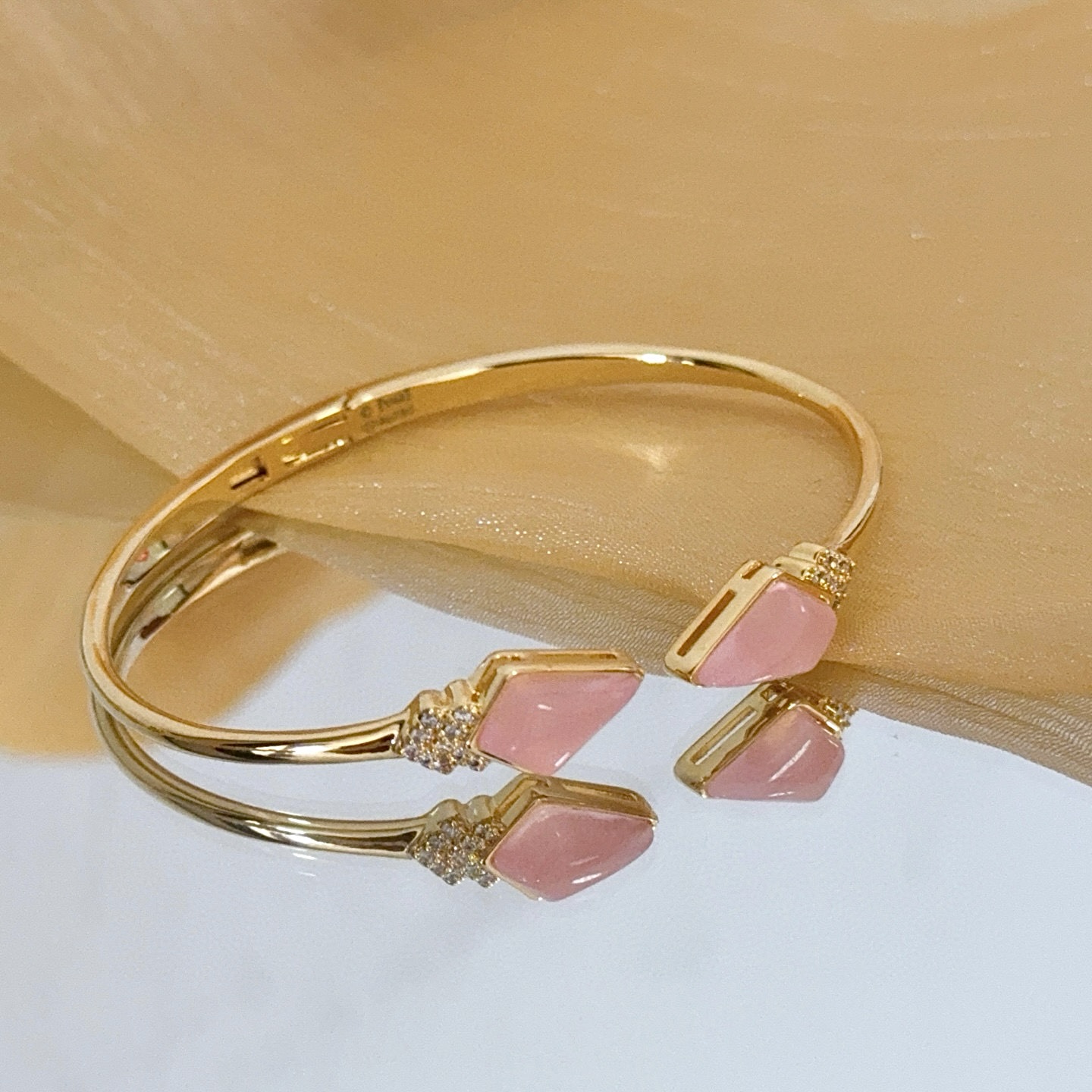 Piaget伯爵手镯， 高端定制版本 镶嵌钻工艺 ，V金材质 ，细节处尽显奢华。金属质感与纹理相互映衬，