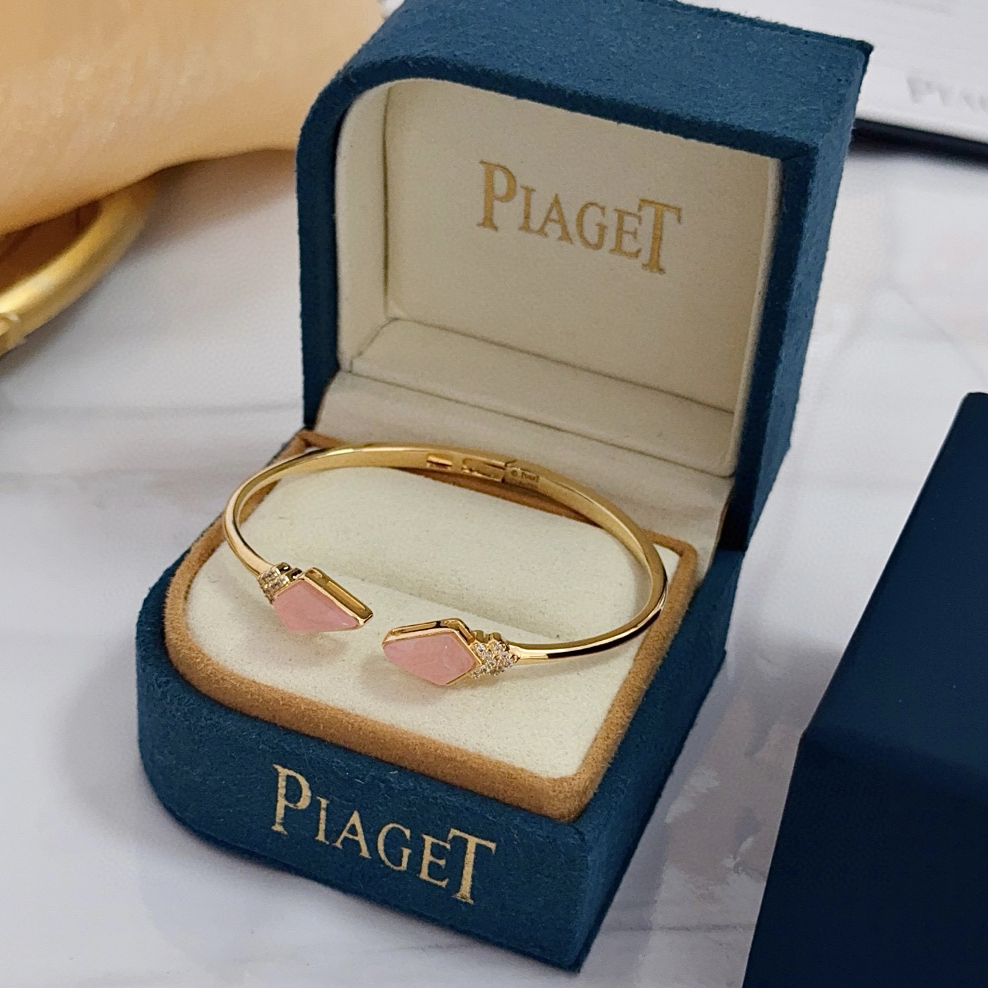 Piaget伯爵手镯， 高端定制版本 镶嵌钻工艺 ，V金材质 ，细节处尽显奢华。金属质感与纹理相互映衬，