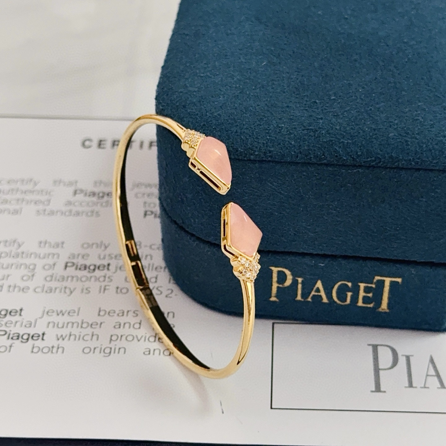 Piaget伯爵手镯， 高端定制版本 镶嵌钻工艺 ，V金材质 ，细节处尽显奢华。金属质感与纹理相互映衬，