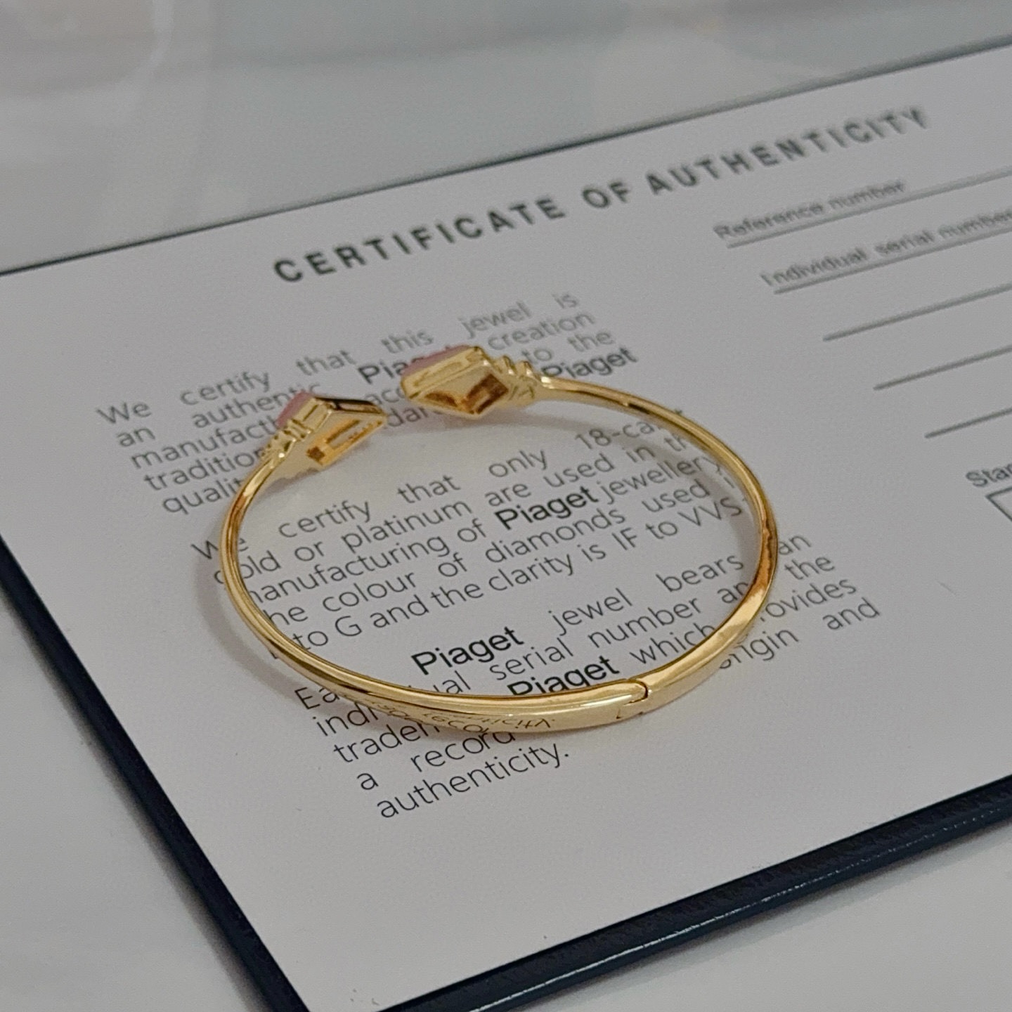 Piaget伯爵手镯， 高端定制版本 镶嵌钻工艺 ，V金材质 ，细节处尽显奢华。金属质感与纹理相互映衬，