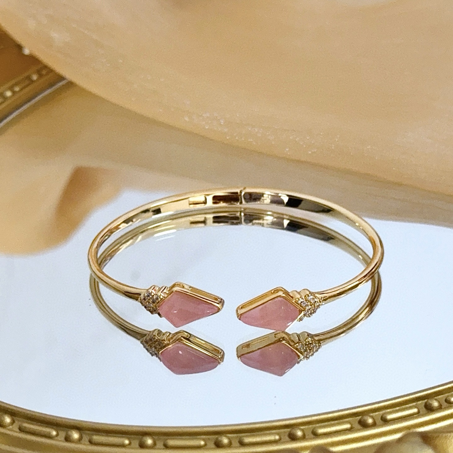 Piaget伯爵手镯， 高端定制版本 镶嵌钻工艺 ，V金材质 ，细节处尽显奢华。金属质感与纹理相互映衬，