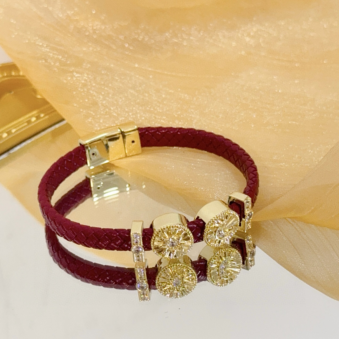 Piaget伯爵手绳，高端定制版本 镶嵌钻工艺 ，V金材质 ，细节处尽显奢华。金属质感与纹理相互映衬，光