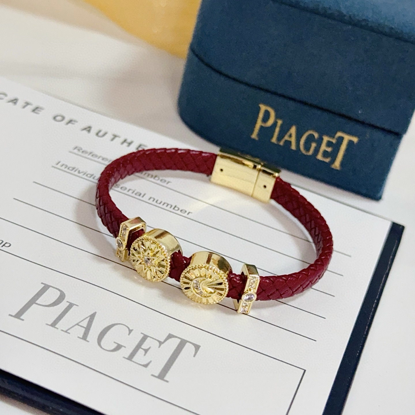 Piaget伯爵手绳，高端定制版本 镶嵌钻工艺 ，V金材质 ，细节处尽显奢华。金属质感与纹理相互映衬，光