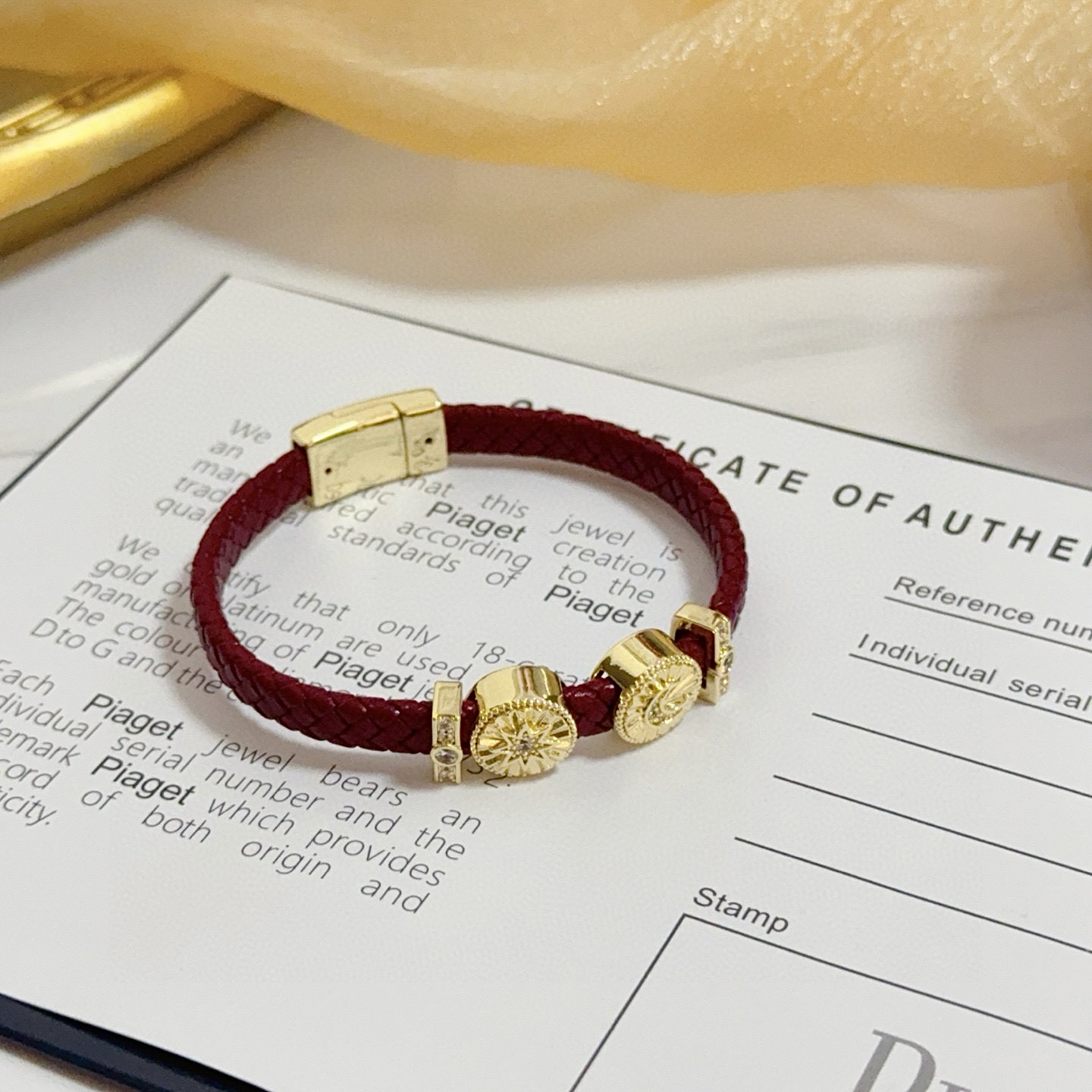 Piaget伯爵手绳，高端定制版本 镶嵌钻工艺 ，V金材质 ，细节处尽显奢华。金属质感与纹理相互映衬，光