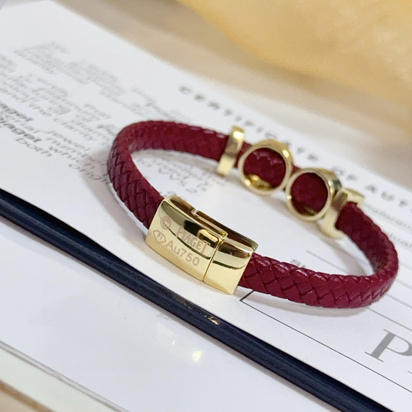 Piaget伯爵手绳，高端定制版本 镶嵌钻工艺 ，V金材质 ，细节处尽显奢华。金属质感与纹理相互映衬，光