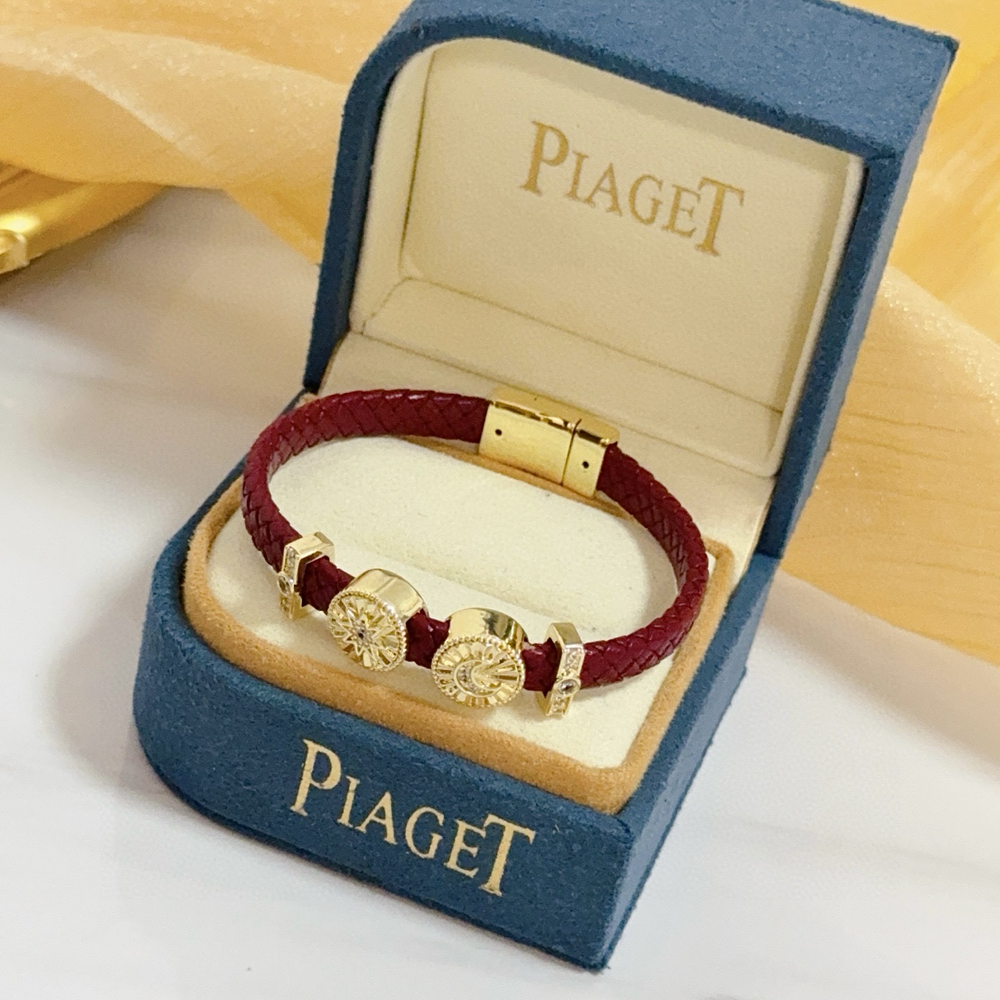 Piaget伯爵手绳，高端定制版本 镶嵌钻工艺 ，V金材质 ，细节处尽显奢华。金属质感与纹理相互映衬，光