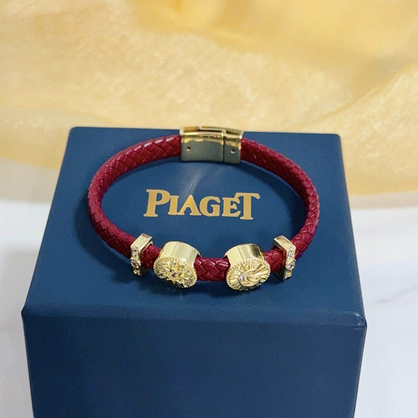 Piaget伯爵手绳，高端定制版本 镶嵌钻工艺 ，V金材质 ，细节处尽显奢华。金属质感与纹理相互映衬，光