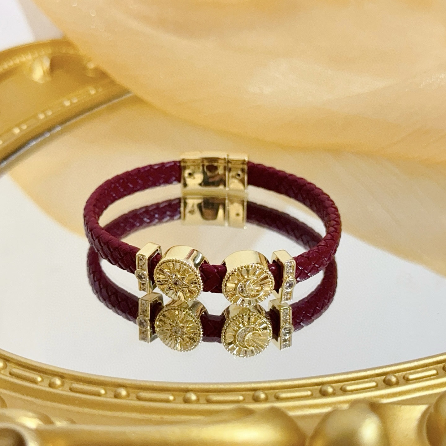 Piaget伯爵手绳，高端定制版本 镶嵌钻工艺 ，V金材质 ，细节处尽显奢华。金属质感与纹理相互映衬，光