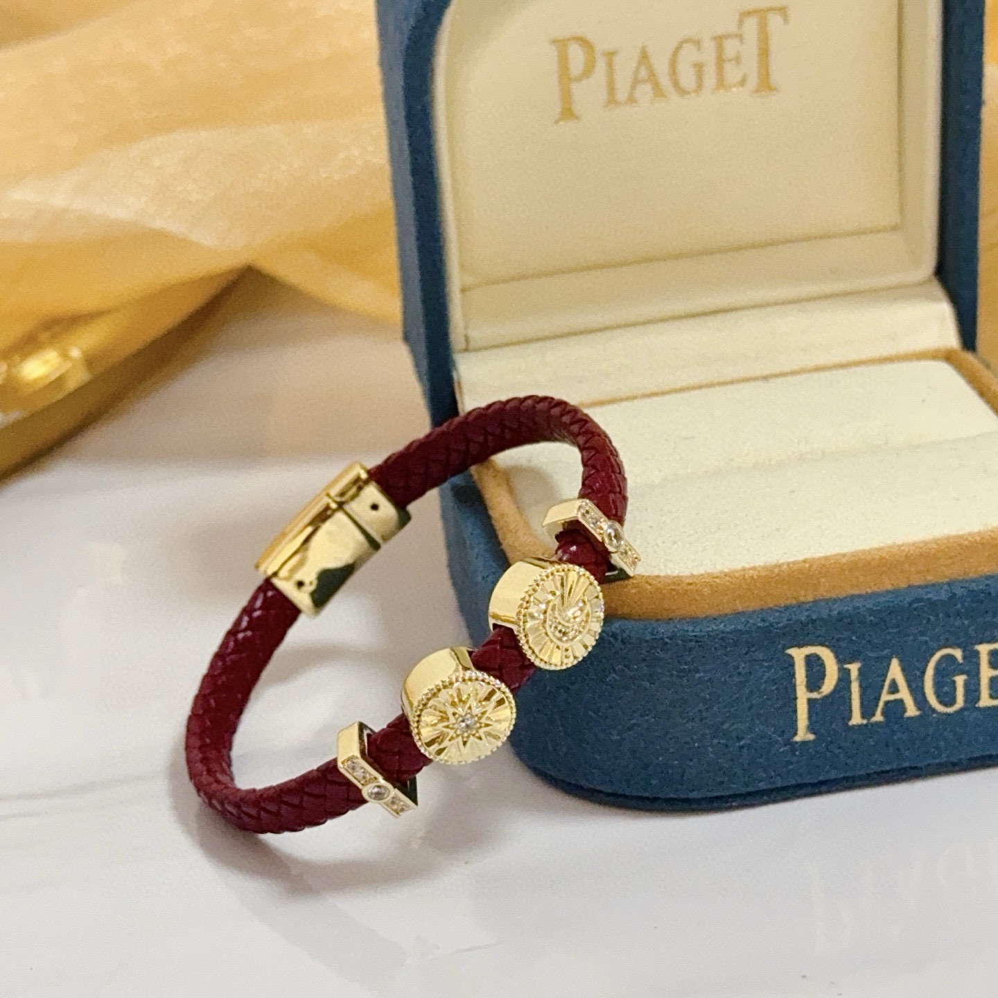 Piaget伯爵手绳，高端定制版本 镶嵌钻工艺 ，V金材质 ，细节处尽显奢华。金属质感与纹理相互映衬，光