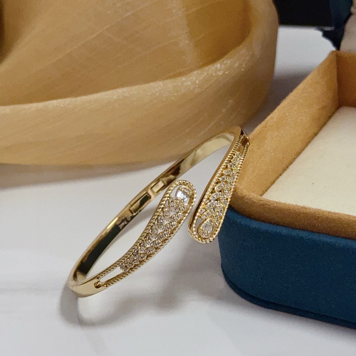 Piaget伯爵手镯， 高端定制版本 镶嵌钻工艺 ，V金材质 ，细节处尽显奢华。金属质感与纹理相互映衬，