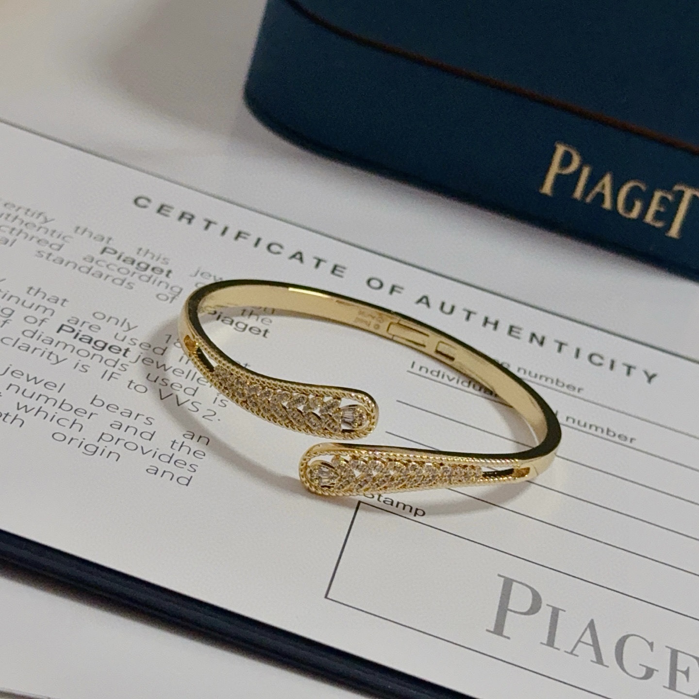 Piaget伯爵手镯， 高端定制版本 镶嵌钻工艺 ，V金材质 ，细节处尽显奢华。金属质感与纹理相互映衬，