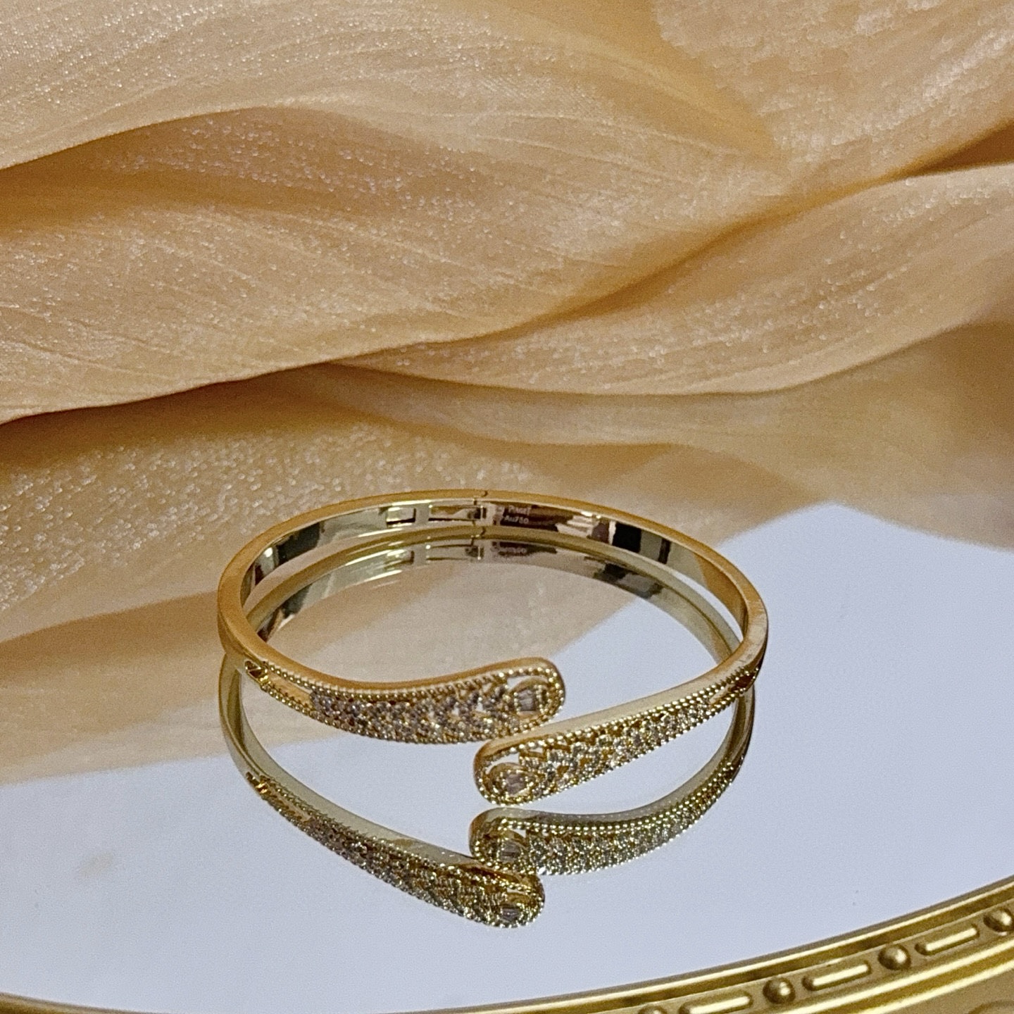 Piaget伯爵手镯， 高端定制版本 镶嵌钻工艺 ，V金材质 ，细节处尽显奢华。金属质感与纹理相互映衬，