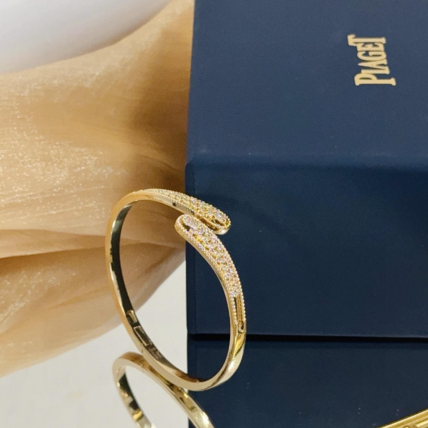 Piaget伯爵手镯， 高端定制版本 镶嵌钻工艺 ，V金材质 ，细节处尽显奢华。金属质感与纹理相互映衬，