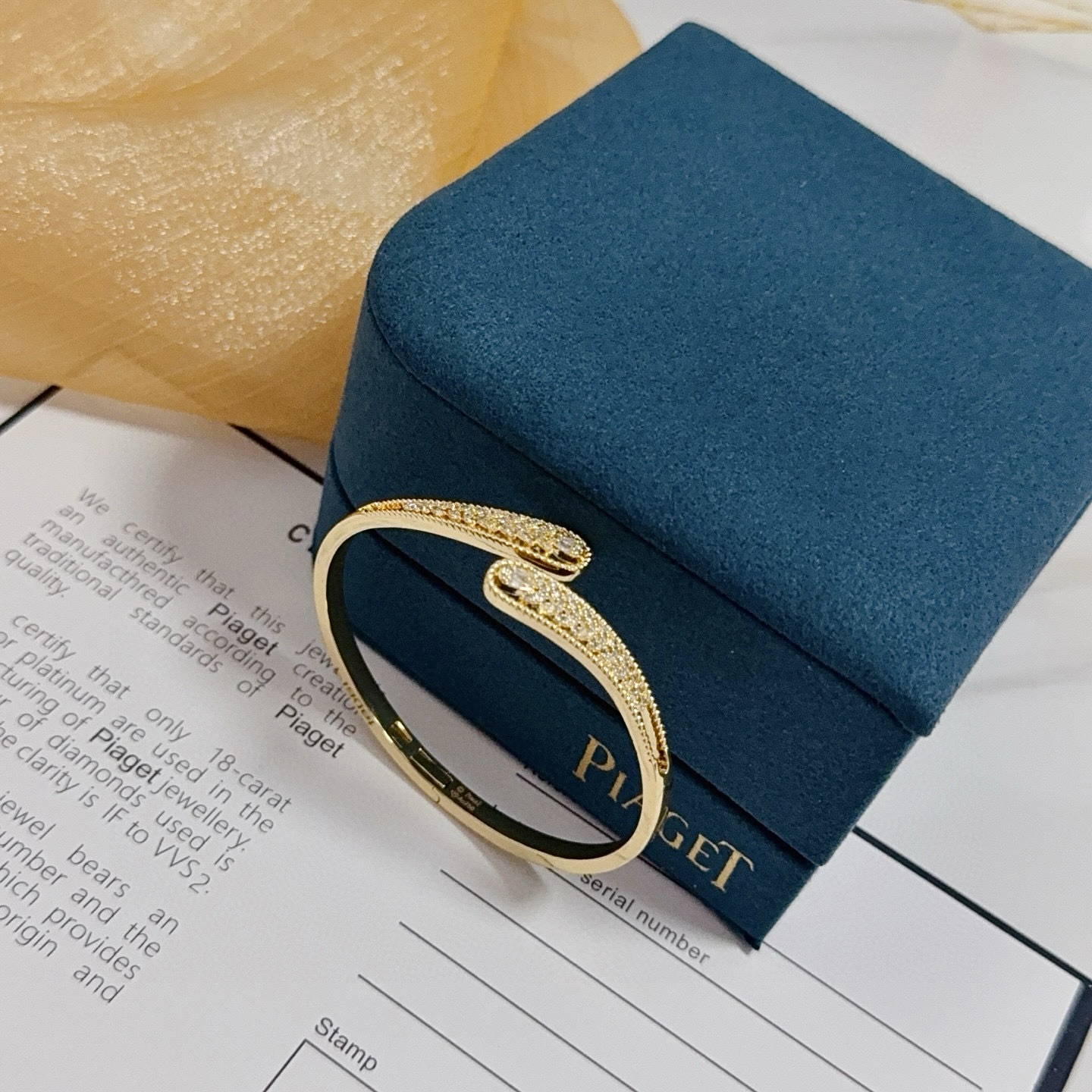 Piaget伯爵手镯， 高端定制版本 镶嵌钻工艺 ，V金材质 ，细节处尽显奢华。金属质感与纹理相互映衬，