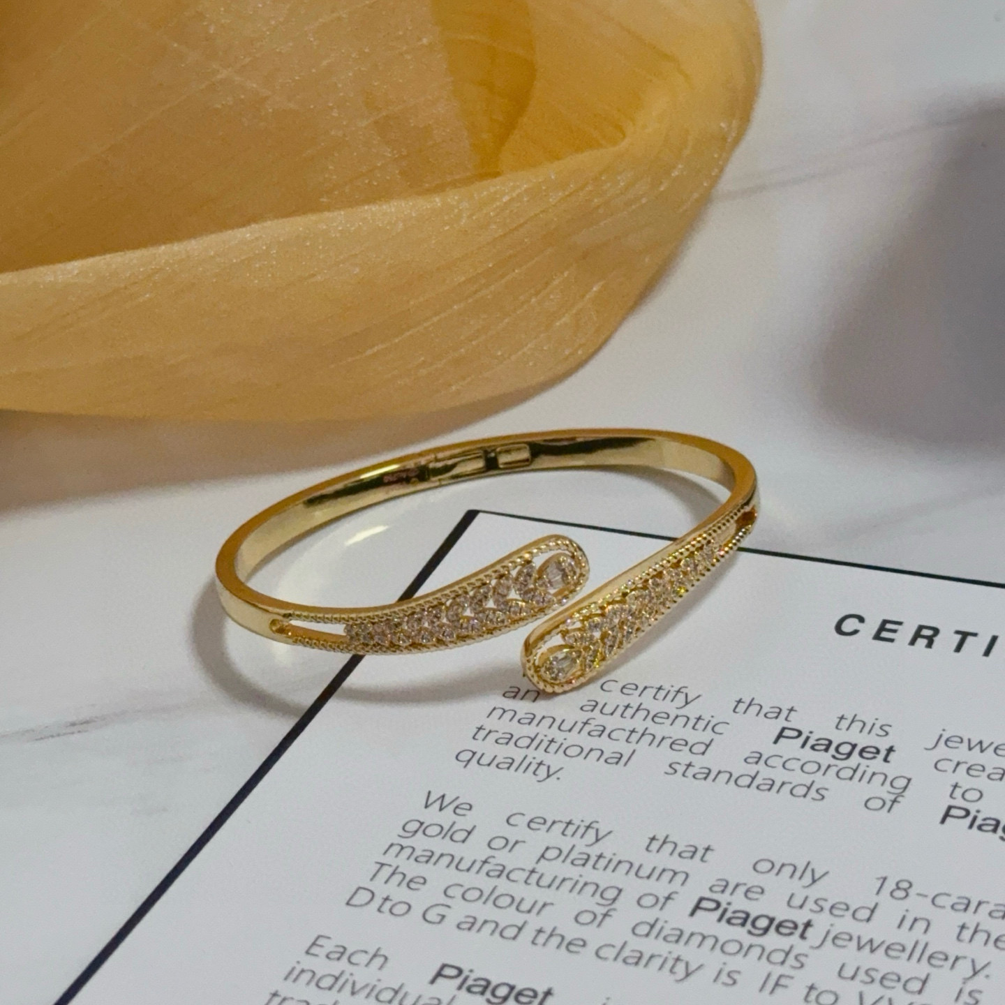 Piaget伯爵手镯， 高端定制版本 镶嵌钻工艺 ，V金材质 ，细节处尽显奢华。金属质感与纹理相互映衬，