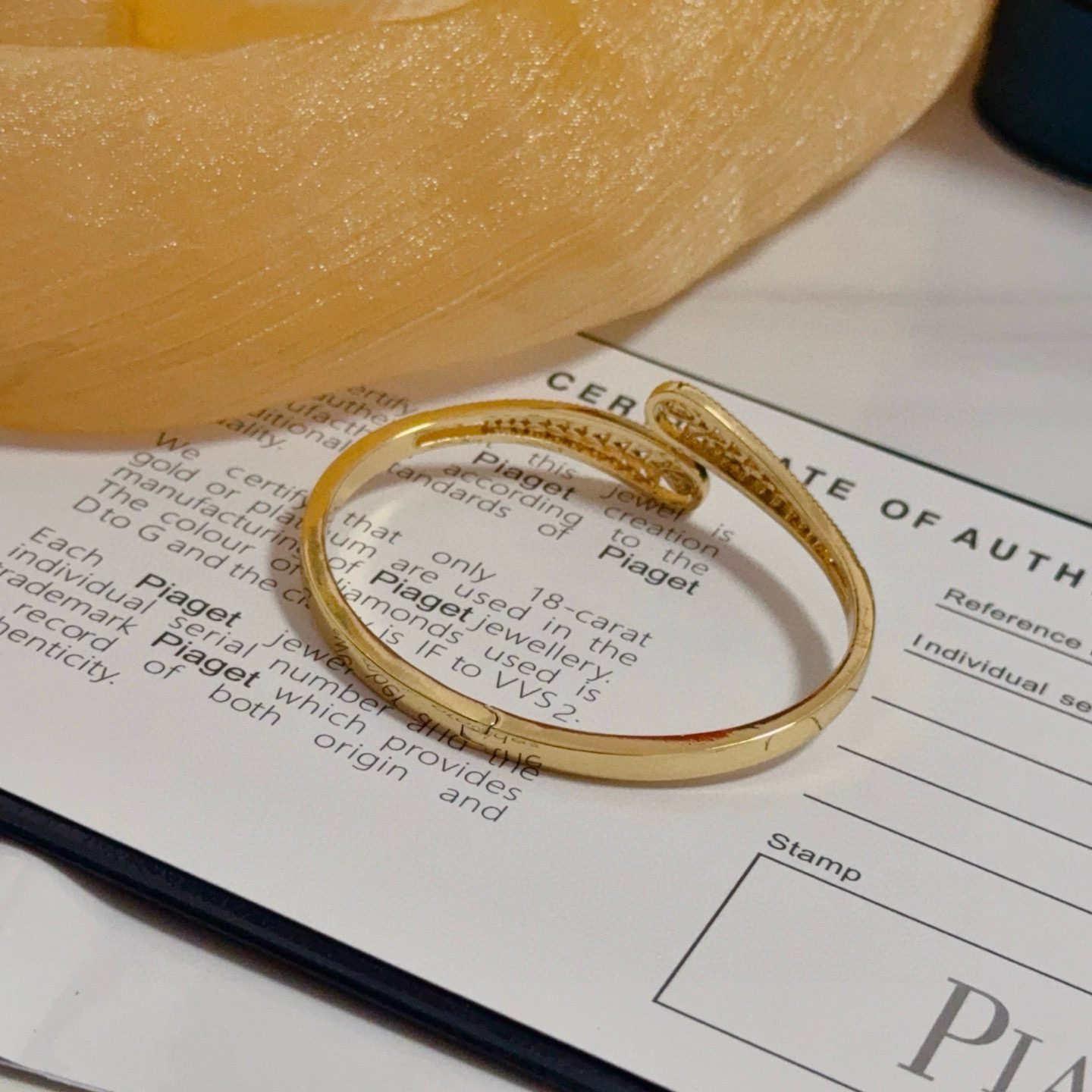 Piaget伯爵手镯， 高端定制版本 镶嵌钻工艺 ，V金材质 ，细节处尽显奢华。金属质感与纹理相互映衬，