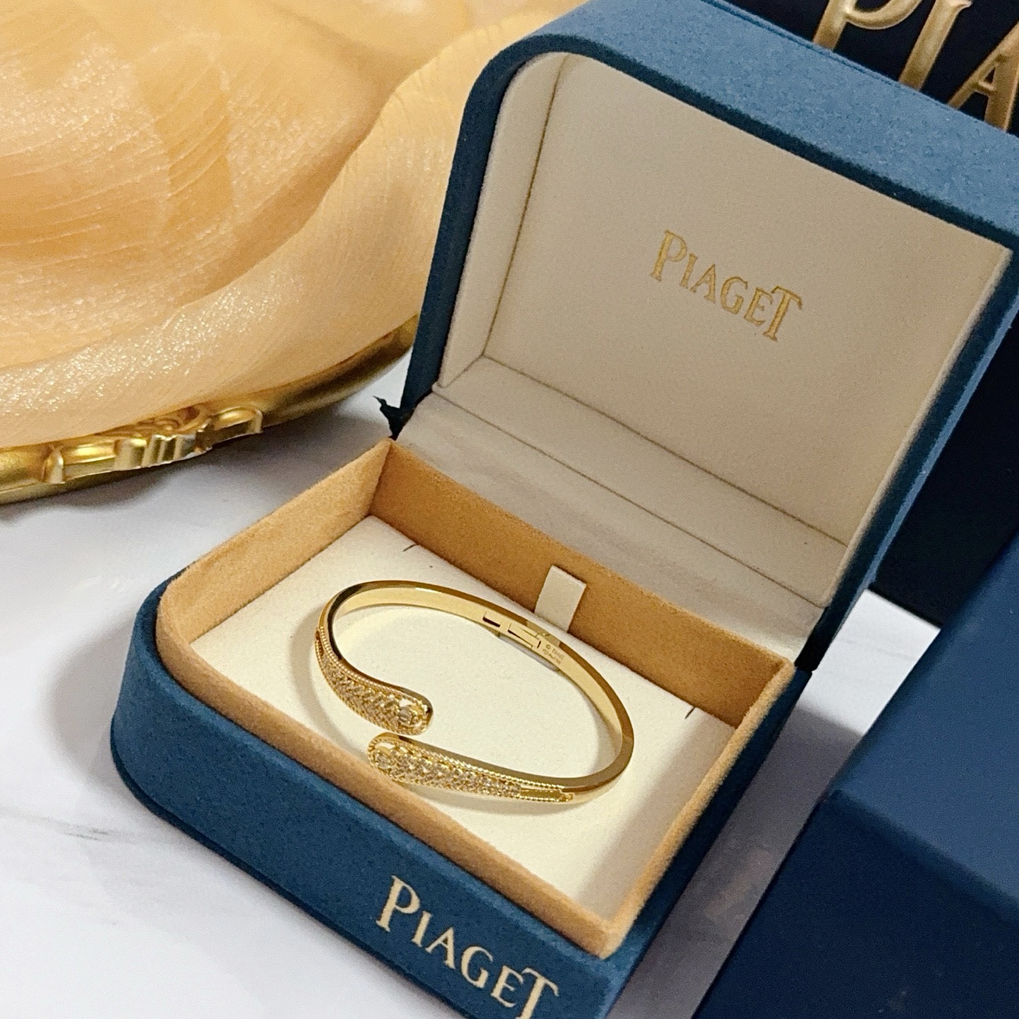 Piaget伯爵手镯， 高端定制版本 镶嵌钻工艺 ，V金材质 ，细节处尽显奢华。金属质感与纹理相互映衬，