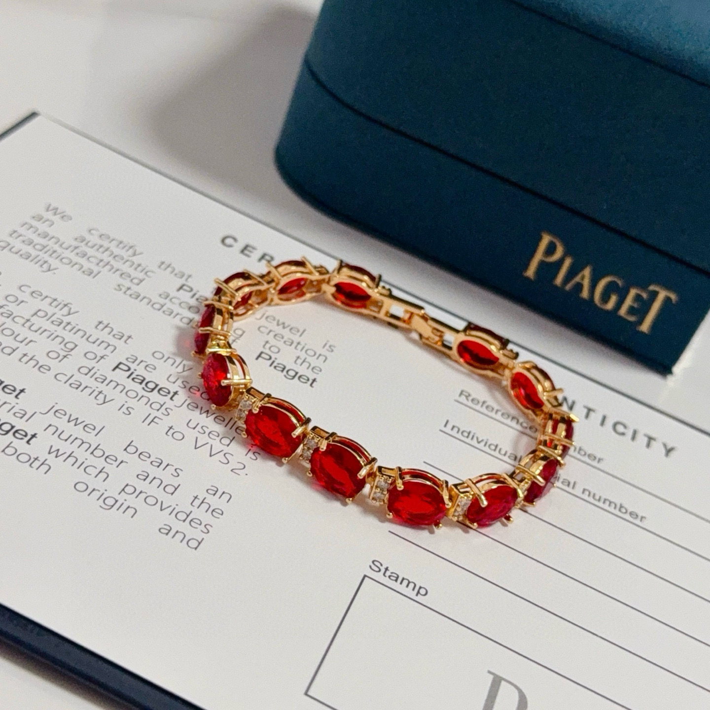 Piaget伯爵红钻手链 高端定制版本 镶嵌钻工艺 ，V金材质 ，细节处尽显奢华。金属质感与纹理相互映衬