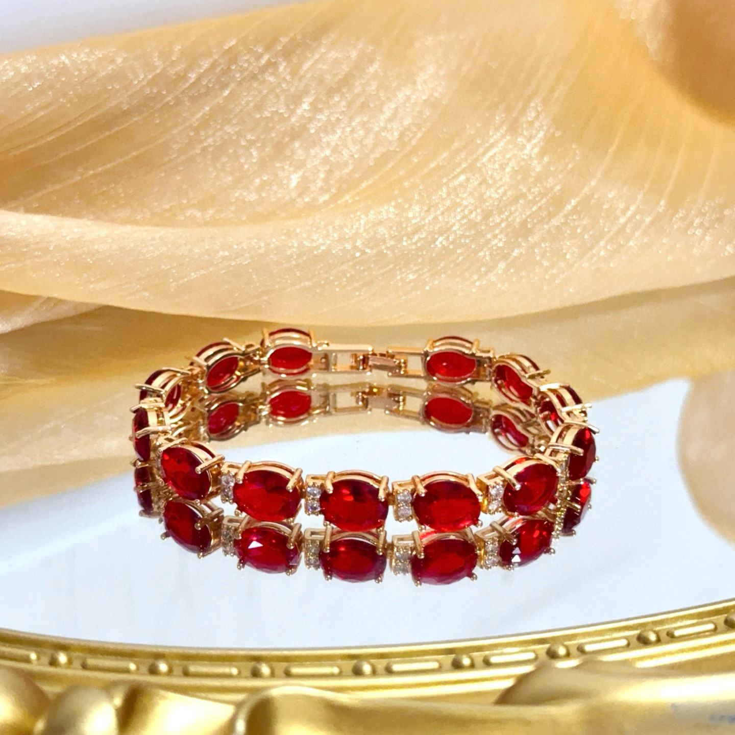 Piaget伯爵红钻手链 高端定制版本 镶嵌钻工艺 ，V金材质 ，细节处尽显奢华。金属质感与纹理相互映衬