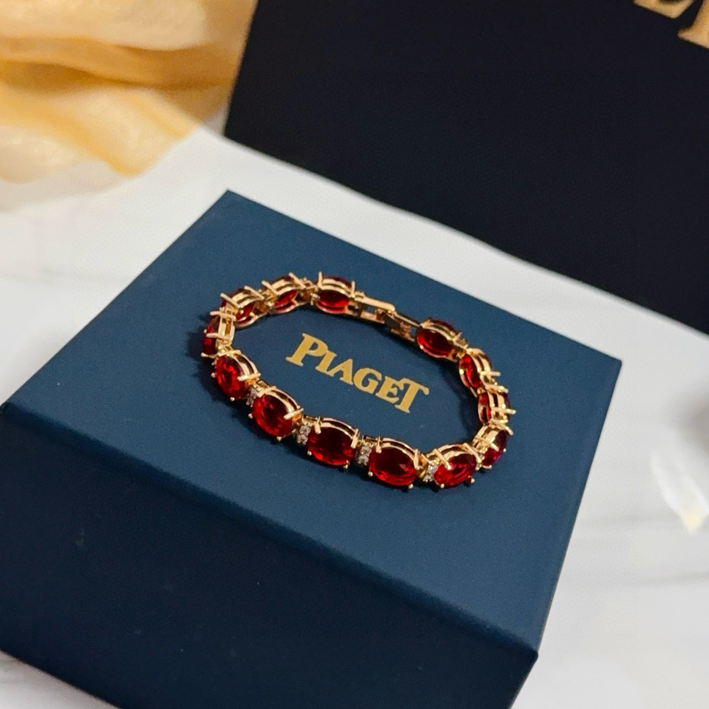 Piaget伯爵红钻手链 高端定制版本 镶嵌钻工艺 ，V金材质 ，细节处尽显奢华。金属质感与纹理相互映衬
